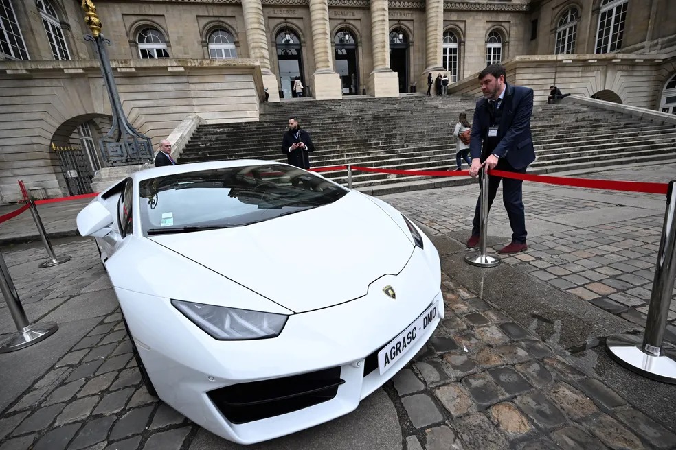 Lamborghini sapatos Louboutin e relógio Rolex veja os objetos