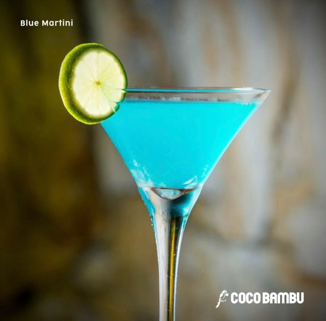 Vodka, limão e Curaçao Blue. O Blue Martini é super refrescante e ideal